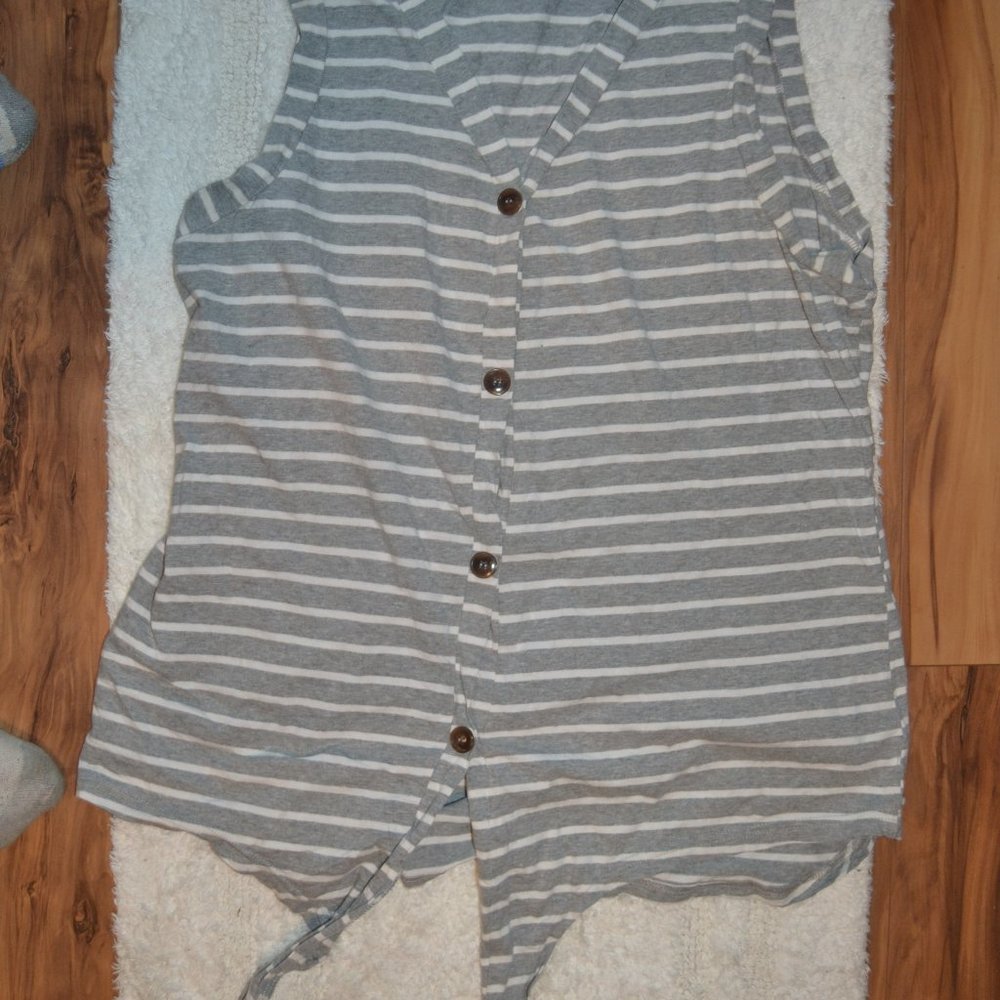 Tie and button front tank top size XL